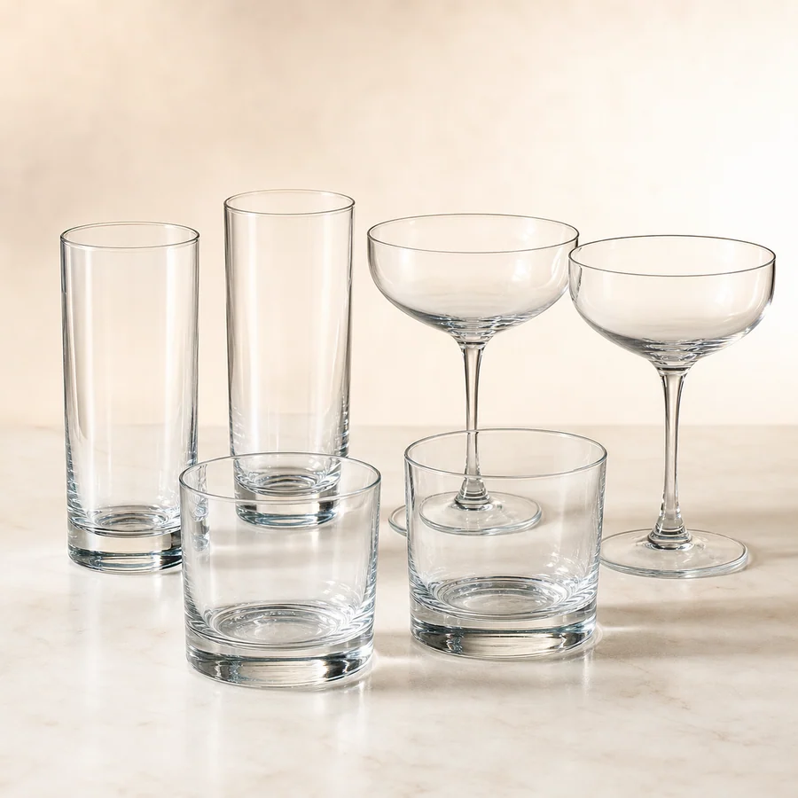 Neutrales Set aus klaren Cocktail- und Longdrinkgläsern