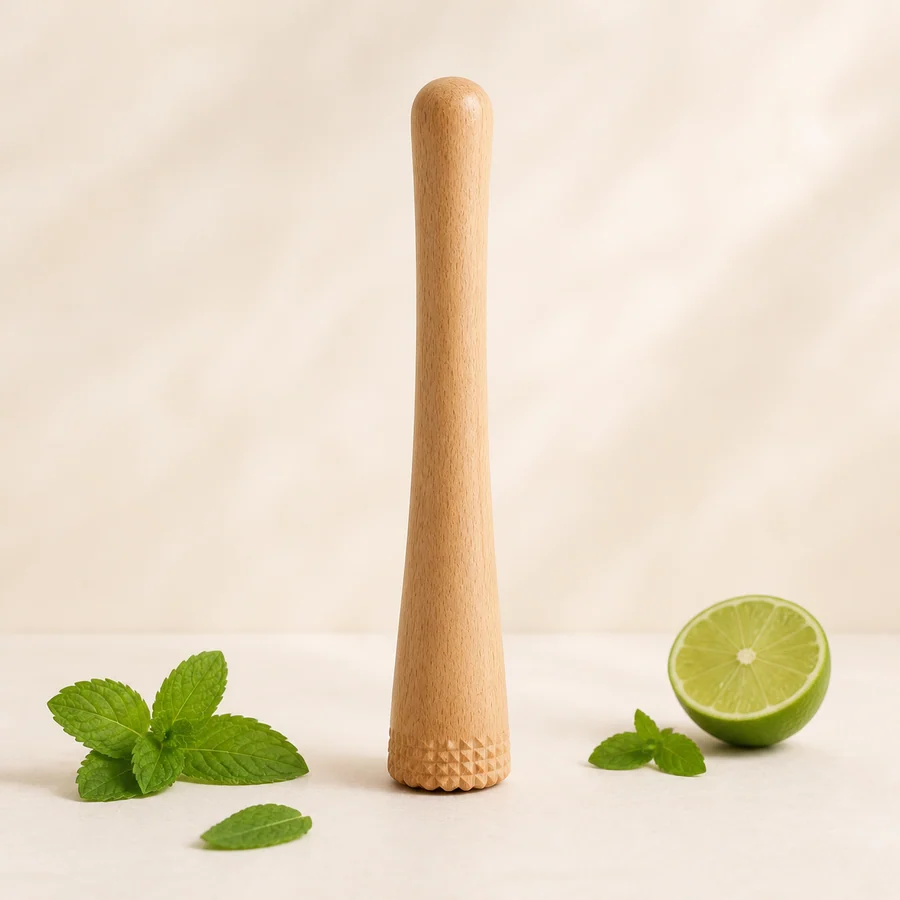 Markenfreier Cocktailstößel aus hellem Holz mit Minze und Limette