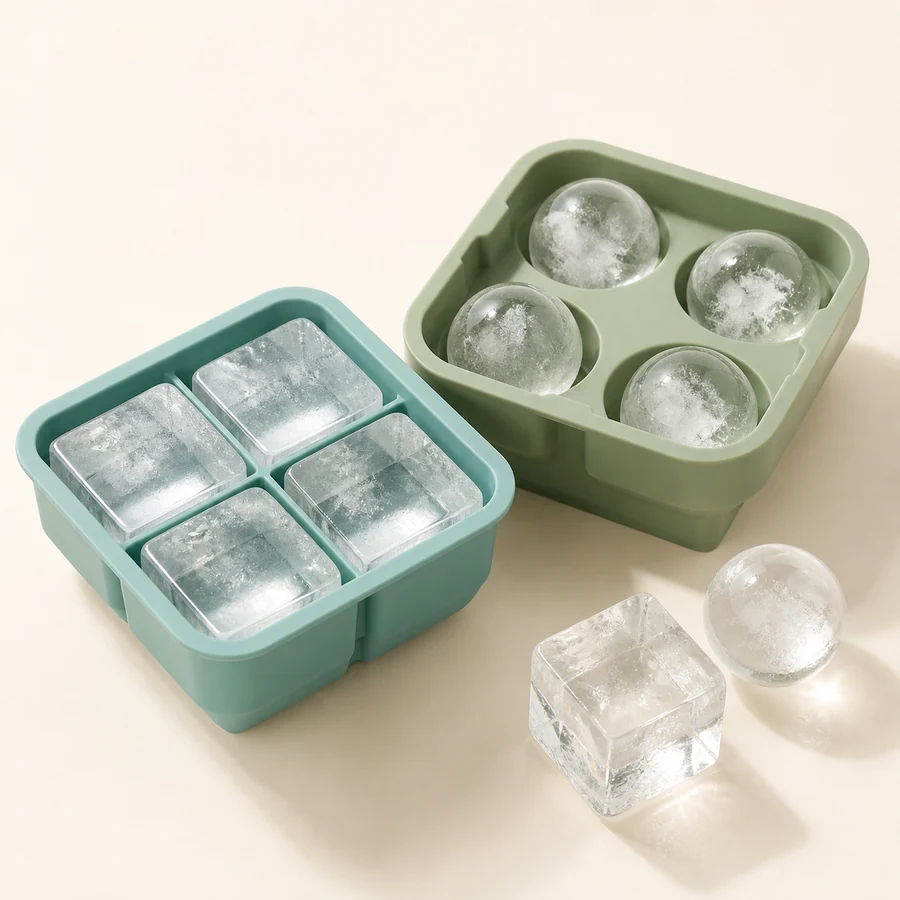 Große klare Eiswürfel und Eiskugeln in neutralen Silikonformen